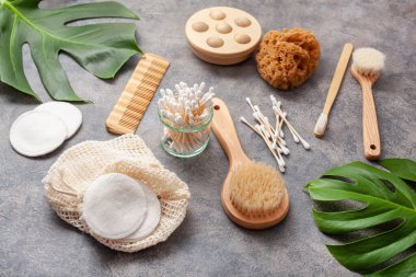 sıfır atık çevre dostu hijyen tuvalet konsepti. ahşap diş fırçası yeniden kullanılabilir pedler ahşap tomurcuklar fırça