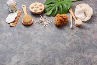 sıfır atık çevre dostu hijyen tuvalet konsepti. ahşap diş fırçası yeniden kullanılabilir pedler ahşap tomurcuklar fırça