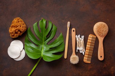 sıfır atık çevre dostu hijyen tuvalet konsepti. ahşap diş fırçası yeniden kullanılabilir pedler ahşap tomurcuklar fırça