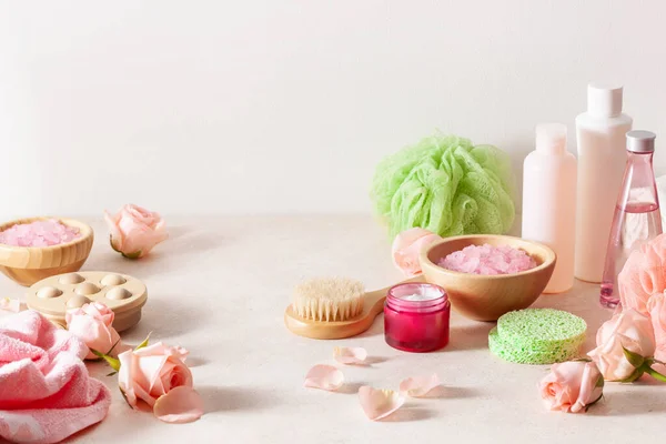 Körperpflegeprodukte Und Rosenblüten Naturkosmetik Für Die Wellness Behandlung Hause — Stockfoto