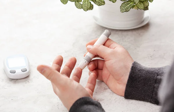 Mannenhanden Die Lancet Vinger Gebruiken Het Bloedsuiker Ketongehalte Controleren Met — Stockfoto