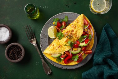 Domatesli omlet, avokado soğanlı biber ve tatlı mısır. Sağlıklı keto diyeti düşük karbonhidratlı kahvaltı