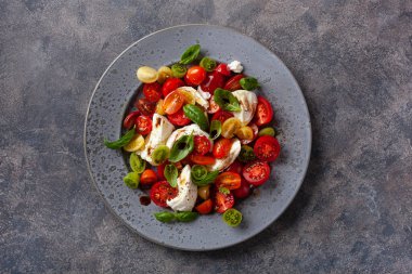 sağlıklı renkli domates mozzarella fesleğen salatası balzamik sirke soslu