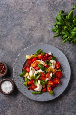 sağlıklı renkli domates mozzarella fesleğen salatası balzamik sirke soslu
