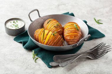 Çedar peyniri ve biberiyeli hasselback patatesi