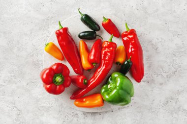 Çeşit çeşit kırmızı ve sarı dolmalık biber sebzeler chili habanero