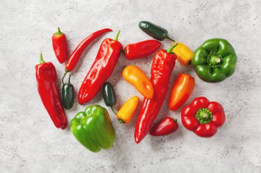 Çeşit çeşit kırmızı ve sarı dolmalık biber sebzeler chili habanero