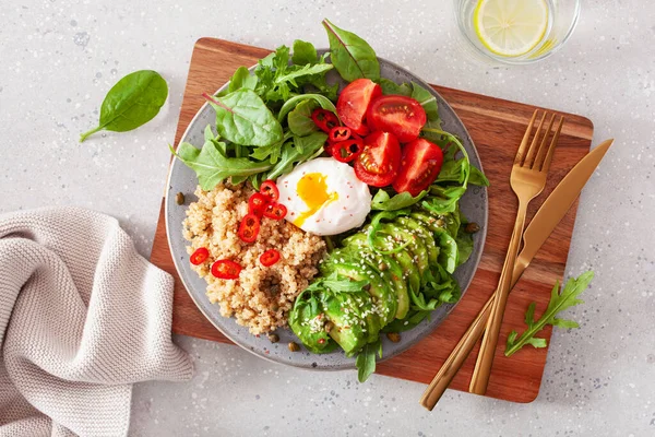 Quinoa Com Ovo Escalfado Folhas Salada Tomate Abacate Almoço Vegetariano — Fotografia de Stock