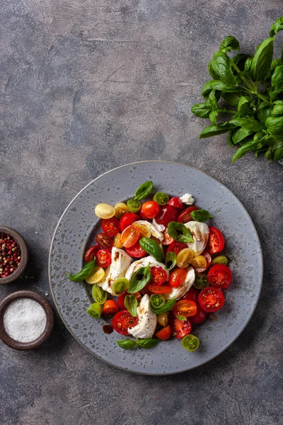 sağlıklı renkli domates mozzarella fesleğen salatası balzamik sirke soslu