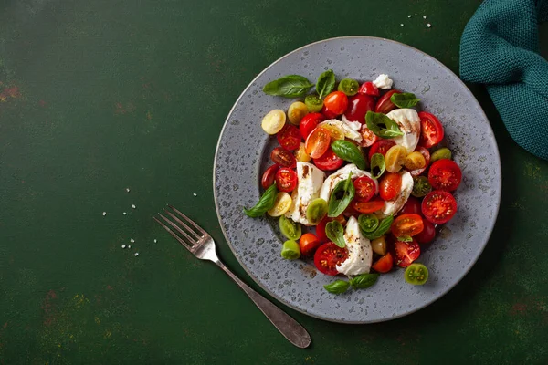 sağlıklı renkli domates mozzarella fesleğen salatası balzamik sirke soslu