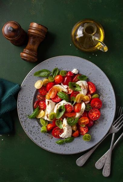 sağlıklı renkli domates mozzarella fesleğen salatası balzamik sirke soslu