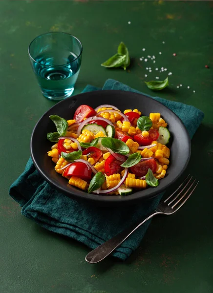Salada Milho Doce Tomate Vegetariano Saudável Com Pepino Manjericão — Fotografia de Stock