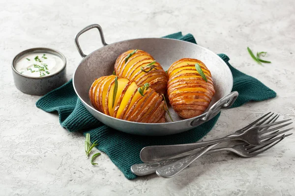 Patate Hasselback Forno Con Formaggio Cheddar Rosmarino — Foto Stock