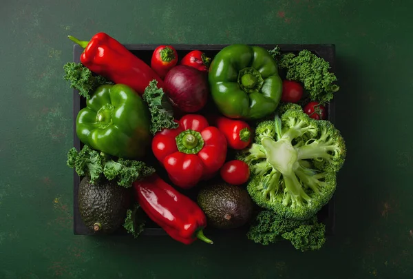 Różne Warzywa Czerwone Zielone Pomidory Papryka Awokado Jarmuż Drewnianej Tacy — Zdjęcie stockowe