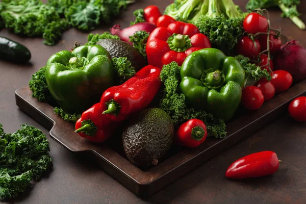 Różne Warzywa Czerwone Zielone Pomidory Papryka Awokado Jarmuż Drewnianej Tacy — Zdjęcie stockowe