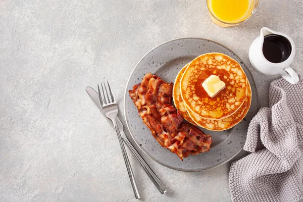 Panquecas Doces Com Manteiga Bacon Pequeno Almoço Americano Tradicional — Fotografia de Stock