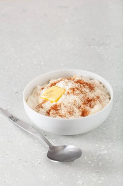 Tereyağlı tarçınlı puding. Fransız riz au lait, Norveç risgrot, geleneksel kahvaltı tatlısı.