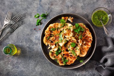 Bitki soslu ve baharatlı karnabahar bifteği. bitki bazlı et yerine