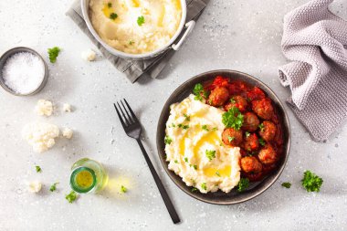 Keto Paleo diyeti öğle yemeği köfteli karnabahar ezmesi