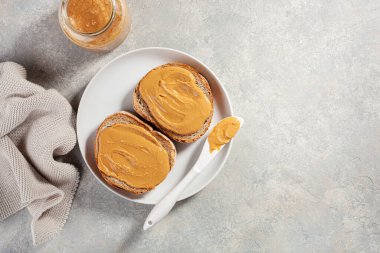 yumuşak fıstık ezmeli ekmek, sağlıklı geleneksel sandviç.