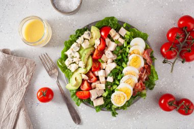 Yumurtalı avokado tavuklu sağlıklı Amerikan Cobb salatası. Yürekli keto düşük karbonhidrat diyeti
