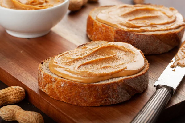滑花生酱面包吐司 健康的传统三明治 — 图库照片