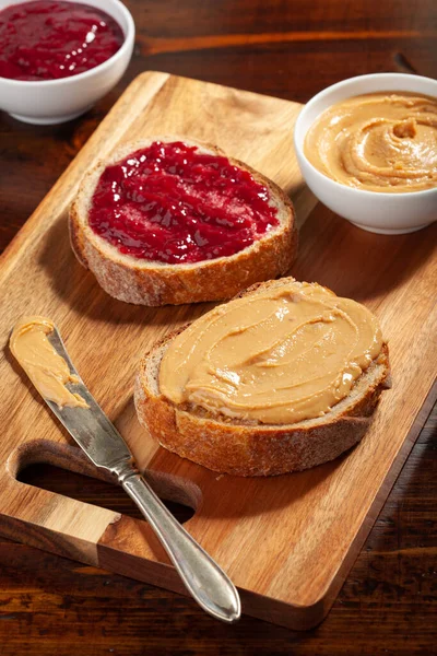滑花生酱和果酱面包吐司 美国传统三明治 — 图库照片