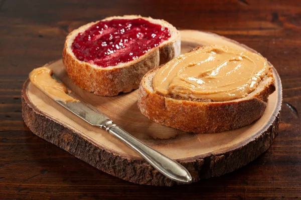 Hladký Toast Arašídovým Máslem Džemovým Chlebem Americký Tradiční Sendvič — Stock fotografie