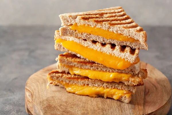 Panino Formaggio Alla Griglia Sfondo Grigio Cemento — Foto Stock