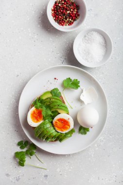 Haşlanmış yumurtalı avokado sandviçi.