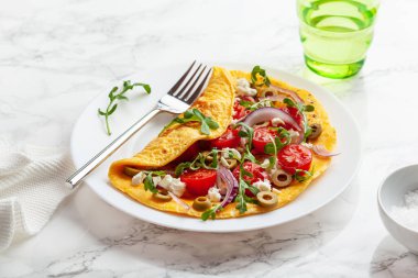 Domatesli omlet, peynirli soğan ve roka. Sağlıklı keto diyeti düşük karbonhidratlı kahvaltı