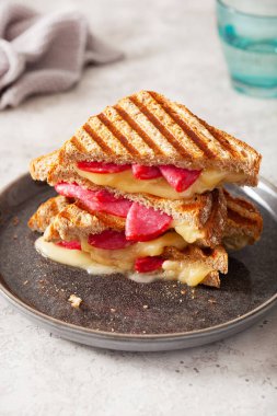 Izgara salamlı ve peynirli sandviç.