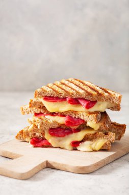 Izgara salamlı ve peynirli sandviç.