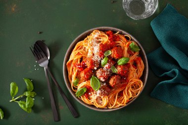 köfte ve domates sosu, İtalyan makarna spagetti