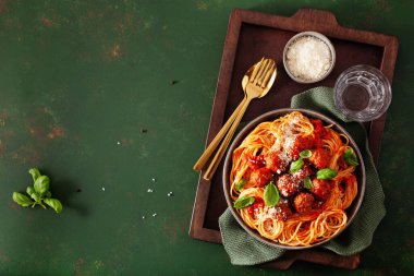 köfte ve domates sosu, İtalyan makarna spagetti