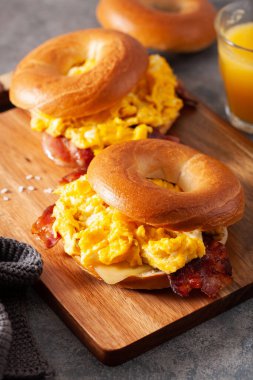 Kahvaltı yumurtası ve pastırmalı sandviç peynirli simit.