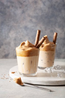 Bardakta dalgona kahvesi. Şekerli ve sıcak suyla çırpılmış modaya uygun kahve