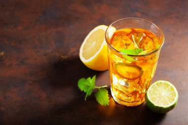 Limonlu ve naneli buzlu çay.