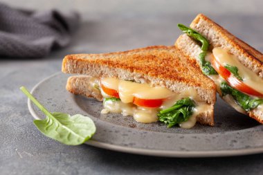 Izgara peynirli ıspanak ve domatesli sandviç.