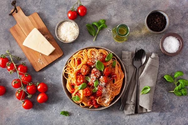 köfte ve domates sosu, İtalyan makarna spagetti