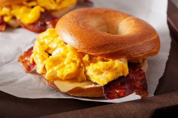 Huevo Desayuno Sándwich Tocino Rosquilla Con Queso — Foto de Stock