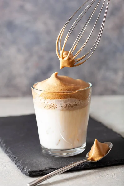 Dalgona Kaffe Glas Trendigt Snabbkaffe Vispat Med Socker Och Varmt — Stockfoto