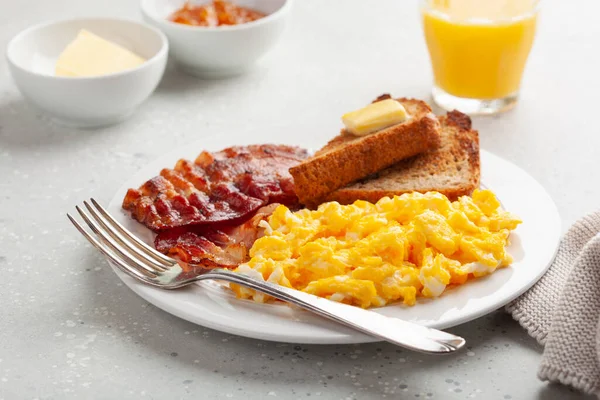 ベーコンとトーストでスクランブルエッグの朝食 — ストック写真