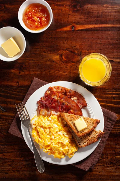 Petit Déjeuner Traditionnel Aux Œufs Brouillés Avec Bacon Pain Grillé — Photo