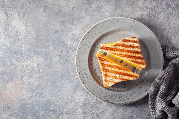 灰色のコンクリートの背景に焼きチーズサンドイッチ — ストック写真