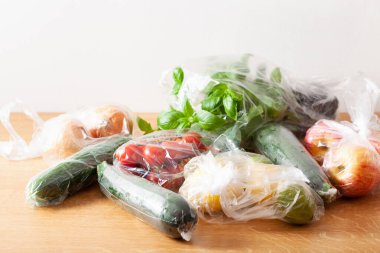 Tek kullanımlık plastik atık sorunu. meyve ve sebzeler plastik torbalarda