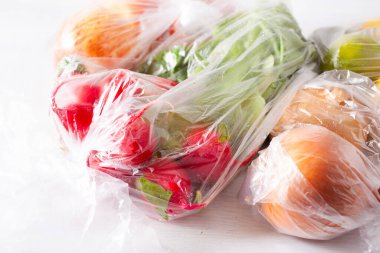 Tek kullanımlık plastik atık sorunu. meyve ve sebzeler plastik torbalarda
