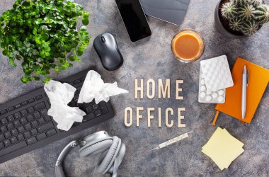 Klavye bilgisayarlı mesaj masasında çalış. Akıllı telefon, ev bilgisayarları, çalışma alanı ofisleri...