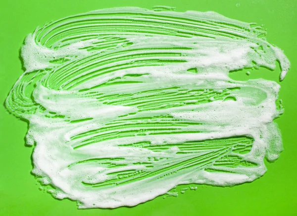 绿色背景泡沫肥皂池 洗衣清洗概念 — 图库照片