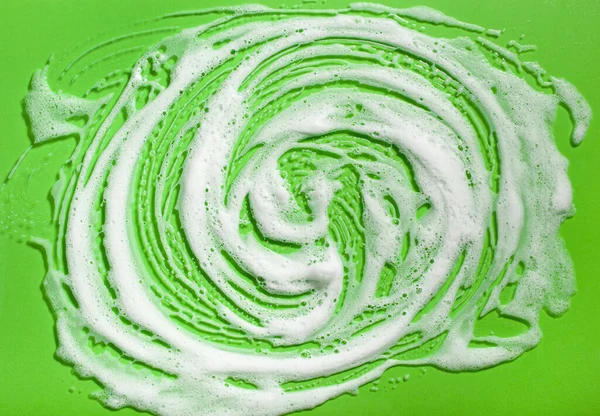 泡石鹸は緑の背景に 洗濯洗浄の概念を吸う — ストック写真